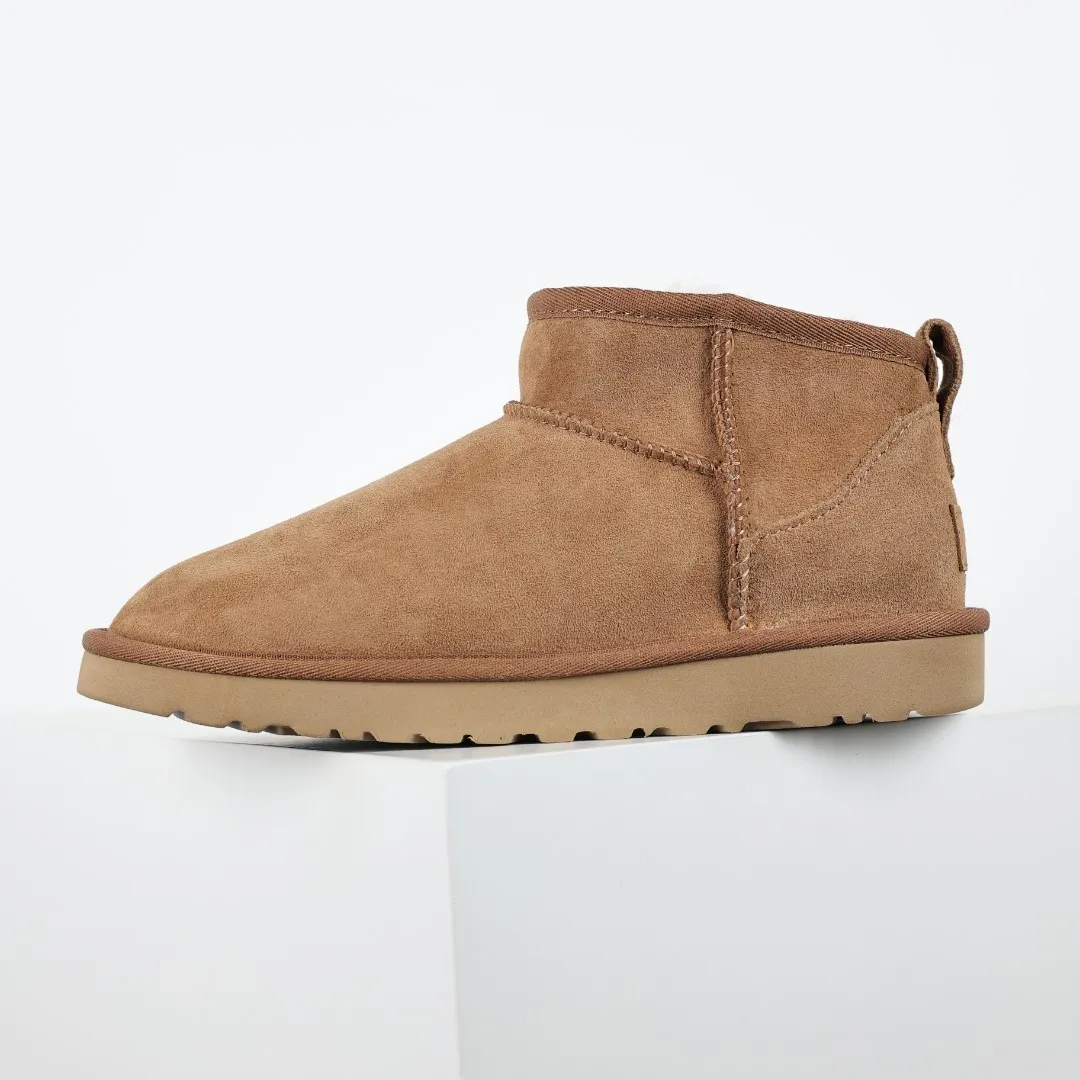 Pick up locally 💰520 Core recommendation Good price It is a very suitable choice for keeping warm in winter and at home. In the new year, uug launched a series of styles, which are partial to the preferences of young consumers and have also moved to the forefront of fashion trends. Shoe body material Water-repellent coated suede upper 17mm UGGPURE™ implantable wool insole Lightweight non-slip comfortable rubber outsole With brand LOGO trademark Comes with a full set of packaging Size: 35 36 37 38 39 40 41 42 43 44
